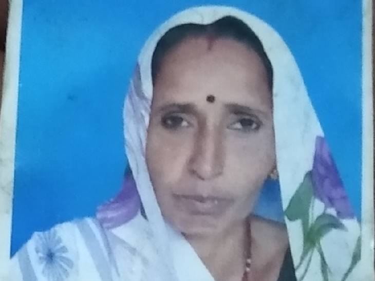 पहले नतीजे में उज्जैन जिले की अकोलिया से मांगूबाई सरपंच चुनी गई हैं।