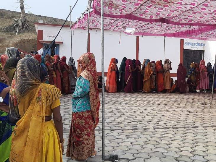 इंदौर जनपद में महिलाएं वोट डालने के लिए बढ़ चढ़कर हिस्सा ले रही हैं।