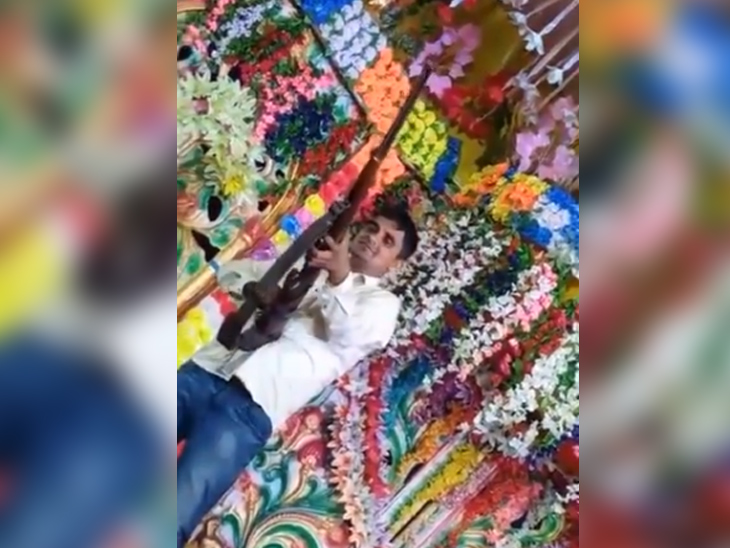 शादी में फायरिंग करता पूर्व मुखिया।