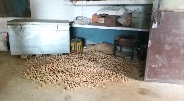 कक्षा 4 को स्टोर रूम बना दिया गया है। इसमें बच्चों के रखने के बजाय आलू-प्याज और गैस सिलेंडर रखा जाता है।
