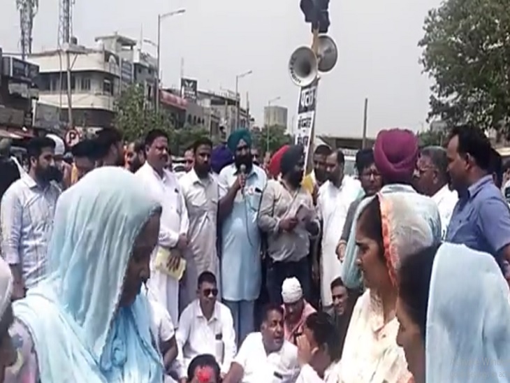 गुरु अमरदास एवेन्यू के निवासियों ने ब्लॉक किया जीटी रोड, MLA के खिलाफ