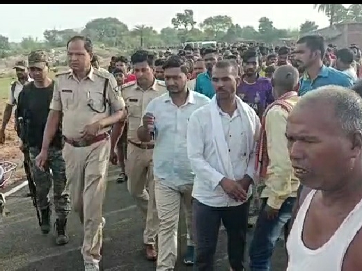 घटनास्थल पर पहुंची पुलिस।