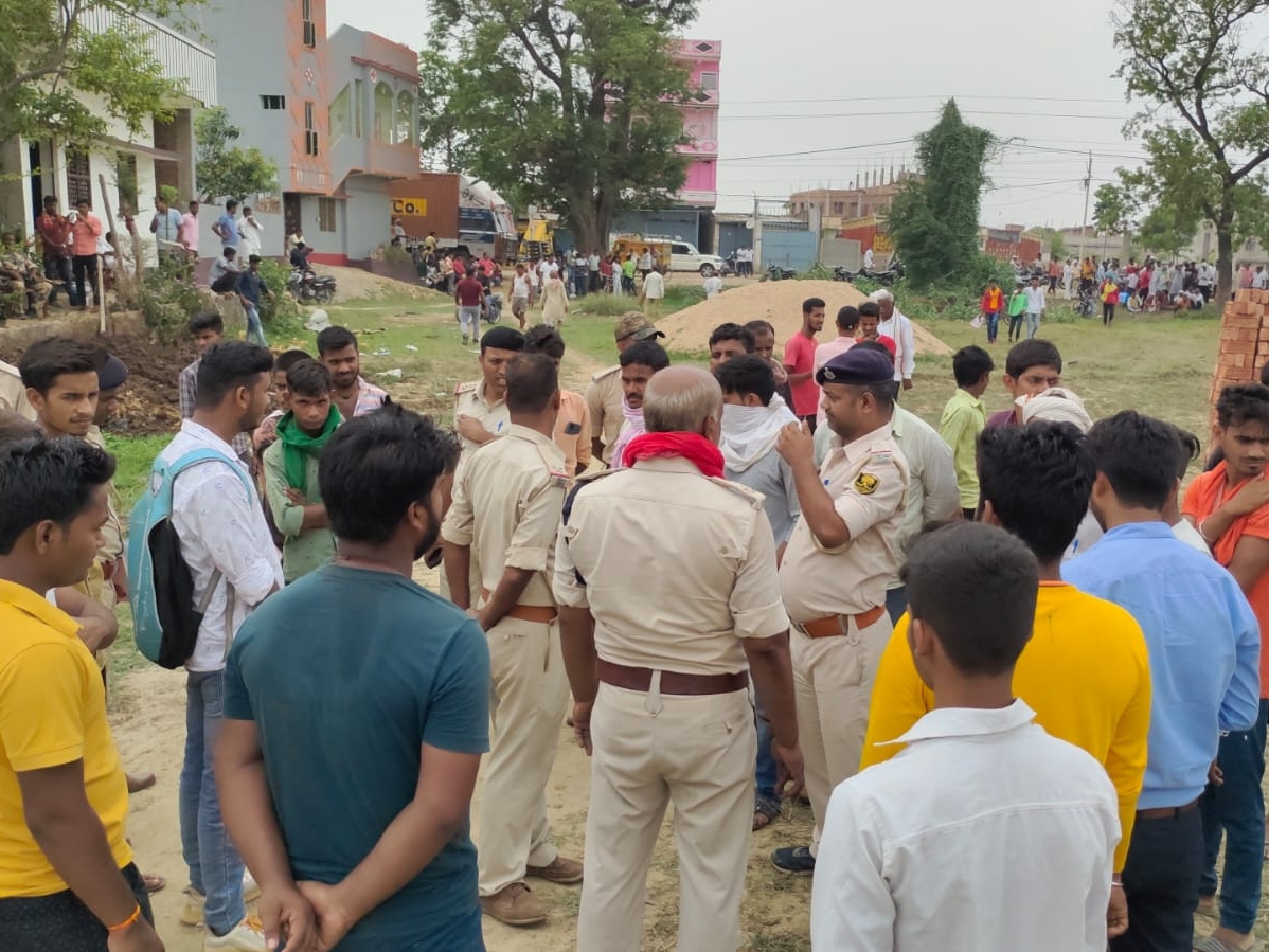 लोगों से जानकारी जुटाती पुलिस।