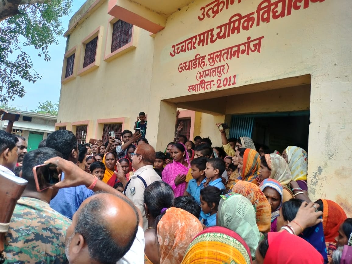 ग्रामीणों को समझाते पुलिसकर्मी।