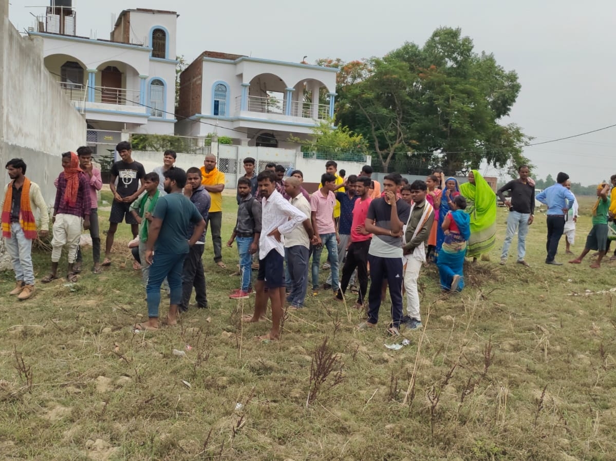 भोजपुर में घटनास्थल के पास जुटै लोग।