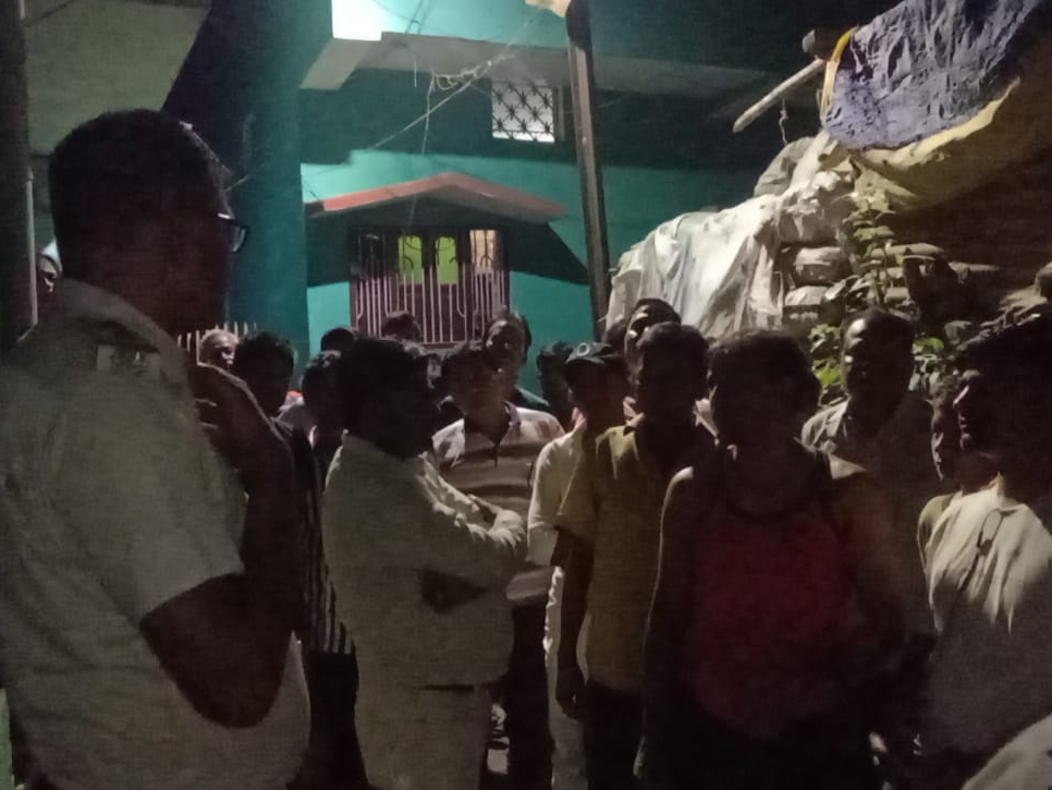 घटनास्थल पर पहुंची पुलिस।