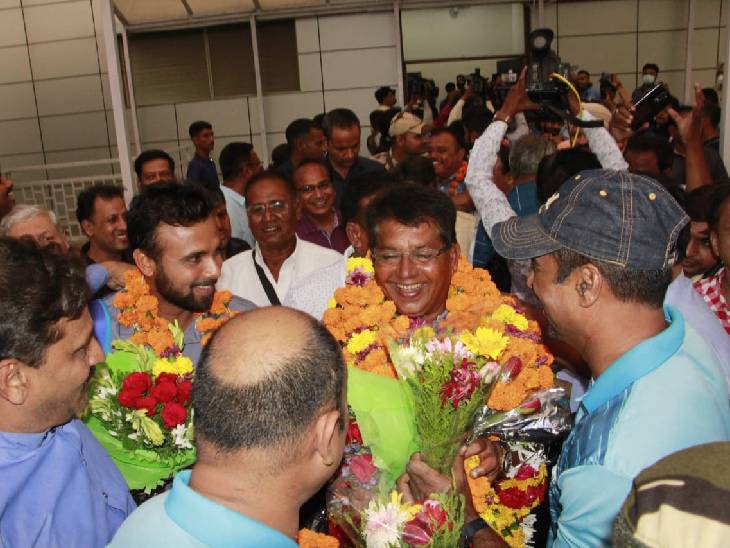 मध्यप्रदेश की टीम के कोच चंद्रकांत पंडित को फूल मालाओं से लाद दिया गया।