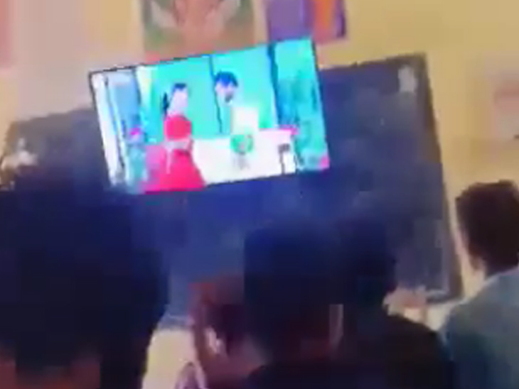 टीवी स्क्रीन पर चलाया गया भोजपुरी गाना।