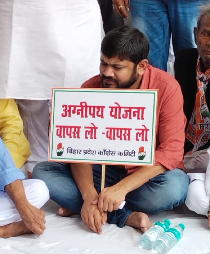 धरने पर कन्हैया।