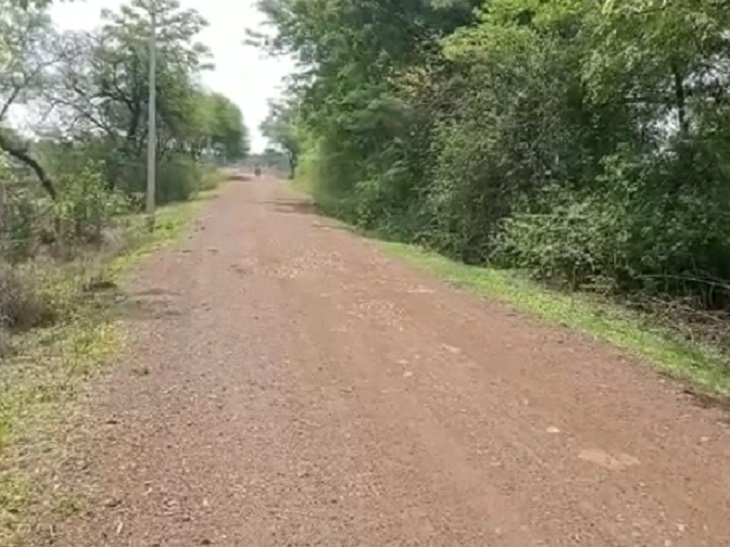 ग्रामीणों का आरोप है कि आजादी के बाद से अभी तक पक्की सड़क नहीं बनी।