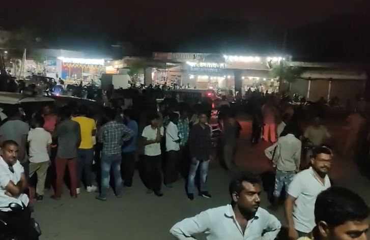 मंगलवार देर रात राजसमंद के भीम थाने के बाहर सैकड़ों लोगों की भीड़ जुट गई।