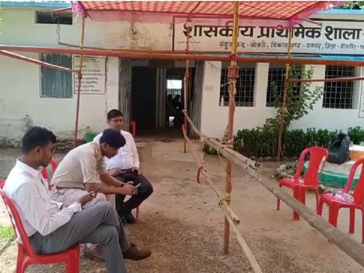 पंचायत उप चुनाव के दौरान बूथ पर पसरा सन्नाटा।