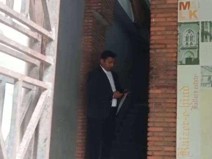 शिव सेना नेता संजय राउत के वकील विकास ने मंगलवार को मुंबई ED ऑफिस पहुंचकर पेशी के लिए मोहलत मांगी थी।