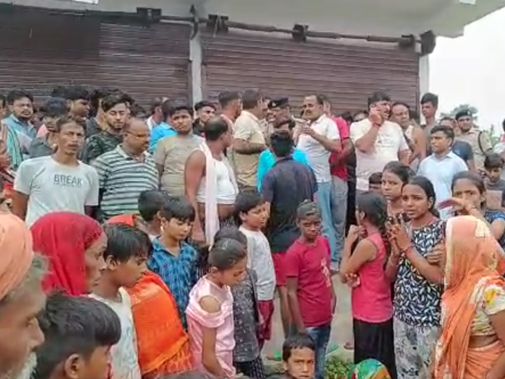 घटनास्थल पर जुटी भीड़।