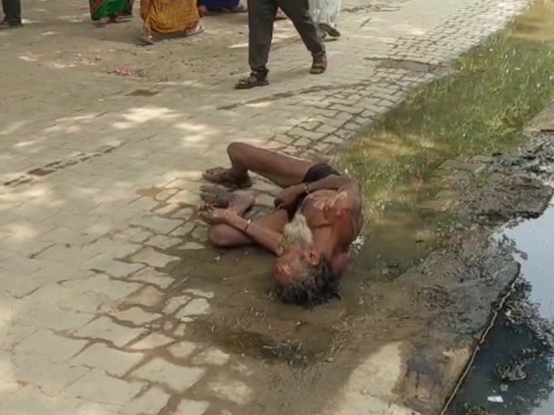 नाली के पानी में लेटकर तड़प रहे साधु ने डॉक्टरों पर लगाया था इलाज न करने का आरोप। - Dainik Bhaskar