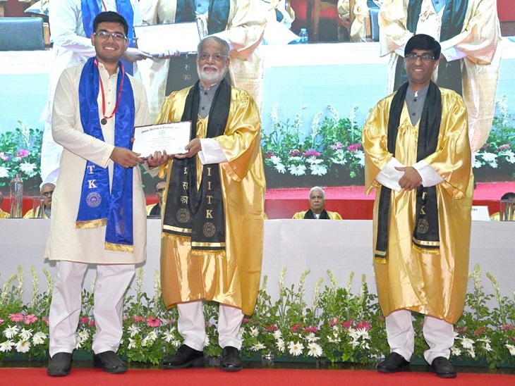 5 वर्षीय यूजी कार्यक्रम के विजेता कानपुर के प्रतीक यादव को डायरेक्टर गोल्ड मेडल से सम्मानित किया गया