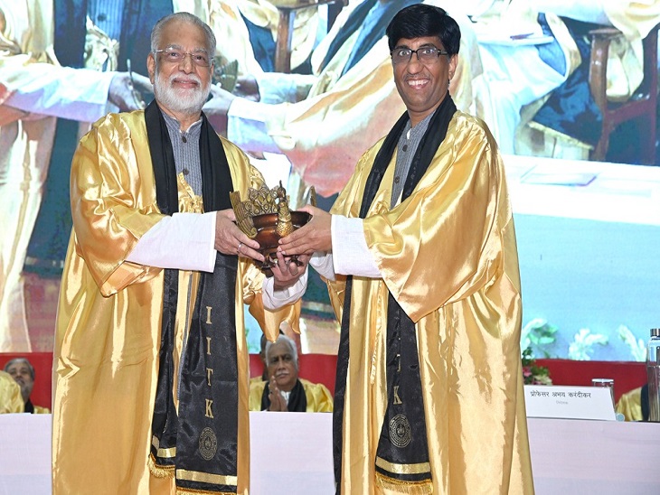 निदेशक प्रो अभय करंदीकर ने डॉ राधाकृष्णन के कोप्पिल को स्मृति चिन्ह देकर सम्मानित किया