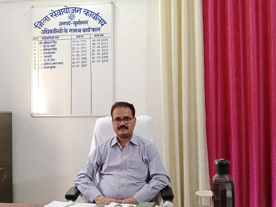 जिला सेवायोजन अधिकारी मेले के बारे में जानकारी देते हुए।