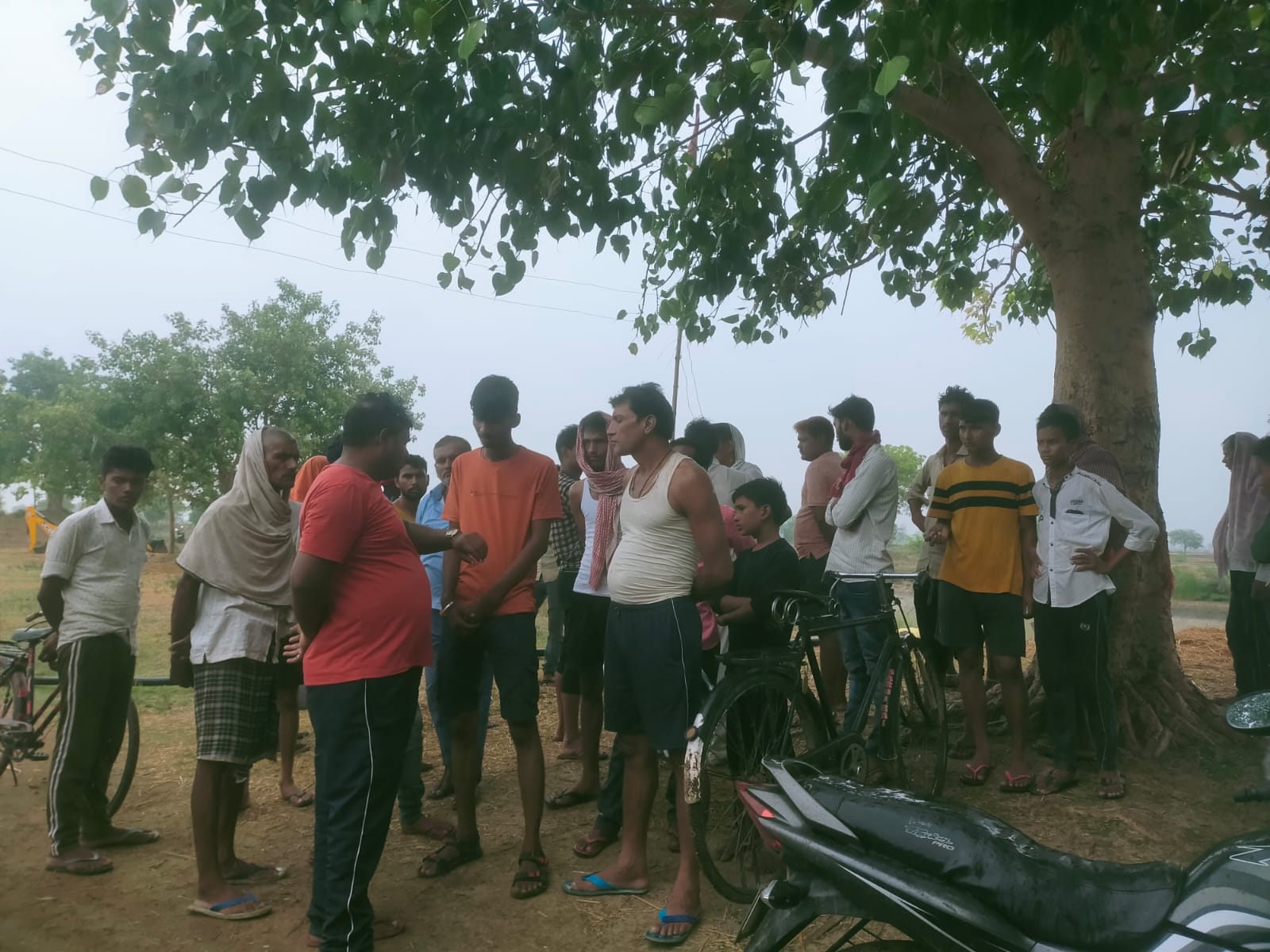 घटनास्थल पर लगी लोगों की भीड़। - Dainik Bhaskar