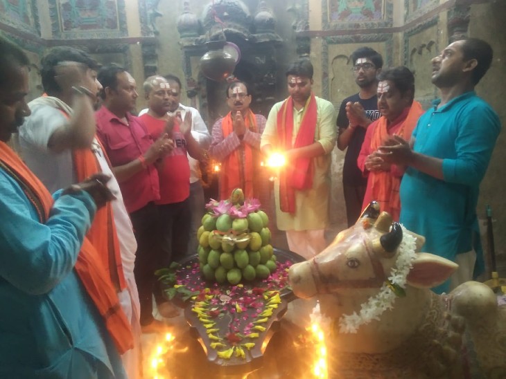 31KG आम से हुआ महाश्रृंगार - Dainik Bhaskar