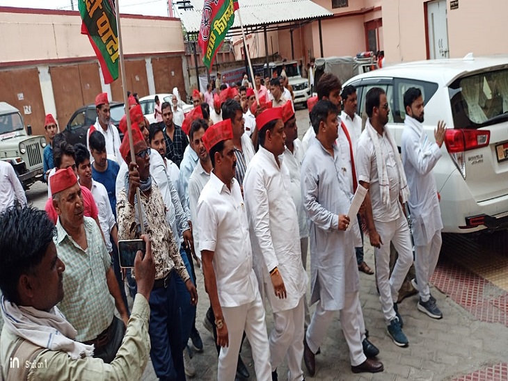 जुलूस के रूप में जिला मुख्यालय पहुंचे सपाई, दिया ज्ञापन।