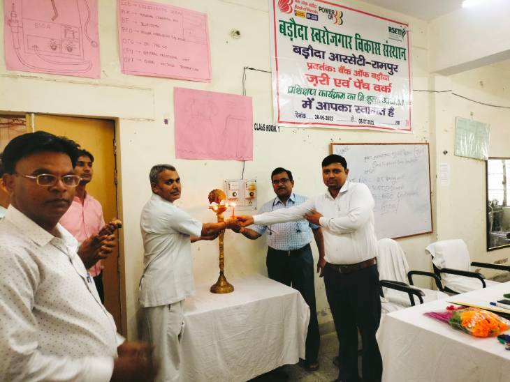 जिला उद्योग केंद्र निरीक्षक एमपी सिंह ने दीप जलाकर प्रशिक्षण शिविर की शुरुआत की। - Dainik Bhaskar