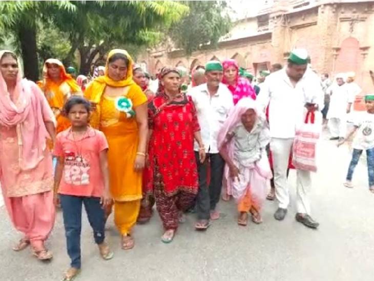 बुजुर्ग महिला के साथ गांव के अन्य लोग भी कमिश्नर कार्यालय न्याय की गुहार लगाने पहुंचे