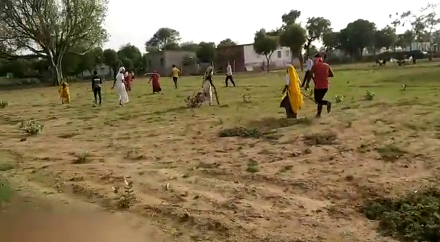 जमीन के विवाद को लेकर दोनों पक्षों में हथियारों के साथ जमकर मारपीट हुई।