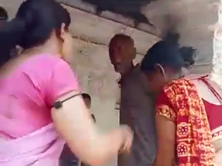 महिला के परिजन उमा शंकर के घर पर पहुंच गए और उसकी पिटाई करने लगे।
