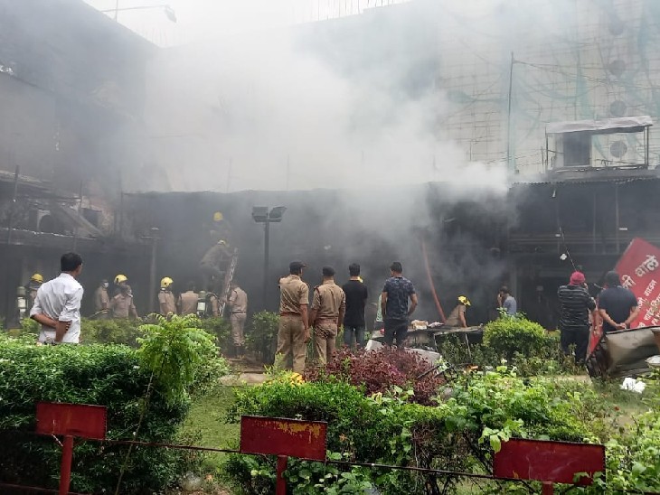 मार्केट से निकलता धुंआ।