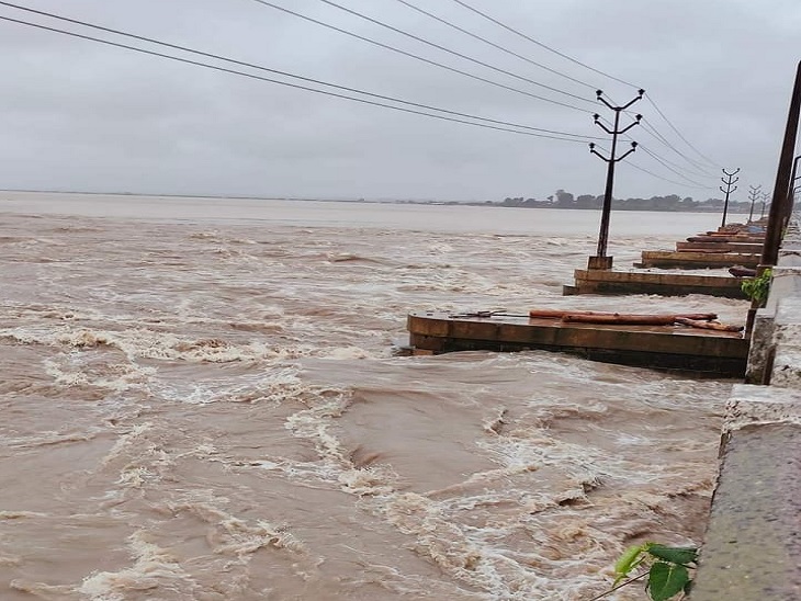 सुपौल में कोसी नदी का जलस्तर खतरे के निशान के करीब पहुंचा।