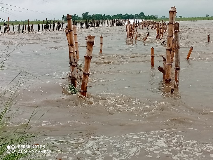 बगहा के मसान नदी के जलस्तर में भी भारी वृद्धि दर्ज की गई है।