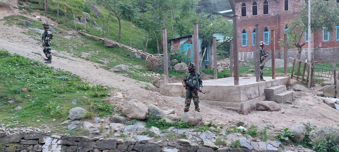 अमरनाथ यात्रा रूट पर चप्पे चप्पे पर सुरक्षा बल तैनात हैं। पूरे रास्ते को सिक्योरिटी की भाषा में सैनिटाइज कर दिया गया है।