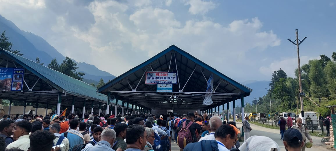 यात्रा पर जाने वाले लोगों की भारी भीड़ बस स्टैंड पर उमड़ी। यात्रियों की संख्या के आगे बसें कम पड़ गईं।