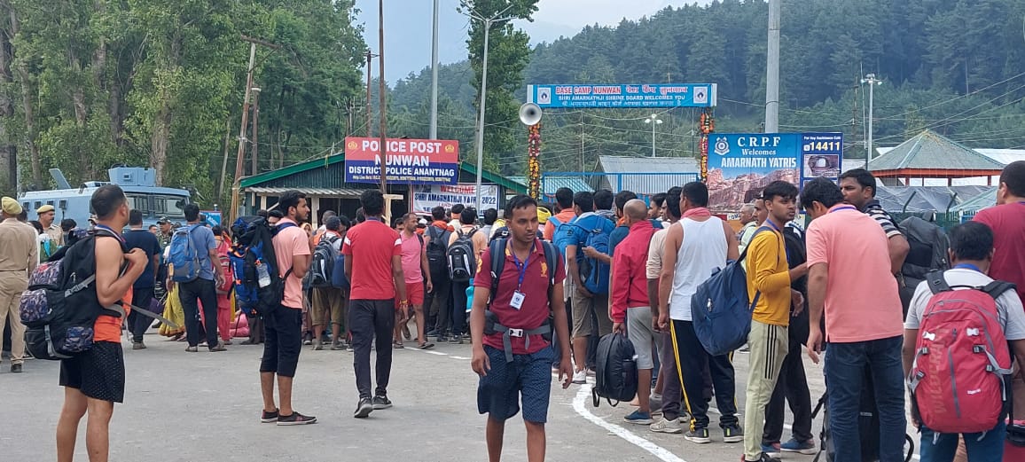 अमरनाथ यात्रियों का पहला जत्था आज बाबा बर्फानी के दर्शन करेगा। पहलगाम से तड़के चंदनवाड़ी की यात्रा शुरू हो चुकी है।