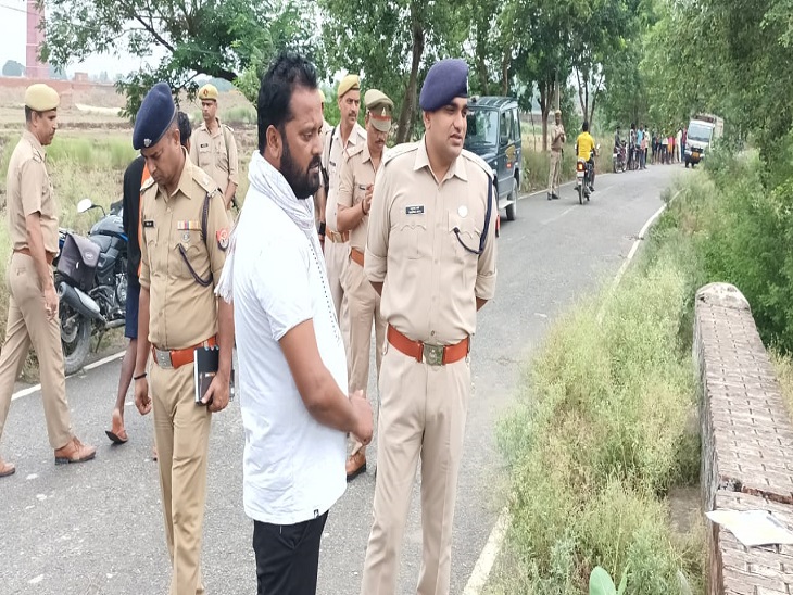 आजमगढ़ जिले के कंधरापुर में पुलिया के नीचे सिर कटी लाश मिलने के बाद घटनास्थल का अधिकारियों के साथ निरीक्षण करते जिले के एसपी अनुराग आर्य।