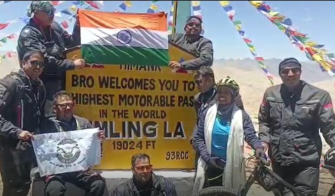 उमलिंग पास पर अपनी टीम के साथ सविता।