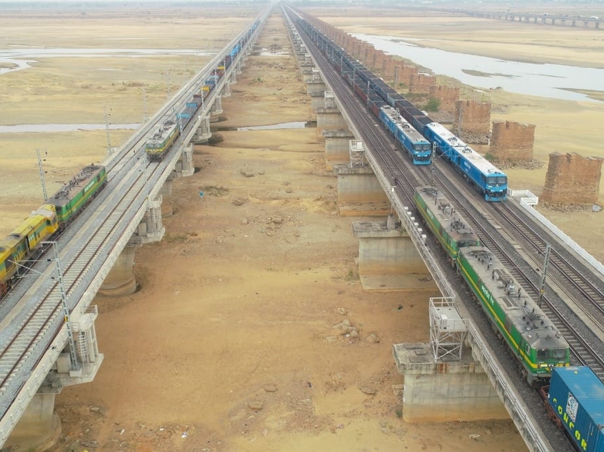 डेडिकेटेड फ्रेट कॉरिडोर प्रोजेक्ट के पहले चरण में जिसे डेडिकेटेड फ्रेट कॉरिडोर कॉर्पोरेशन इंडिया लिमिटेड पूरा कर रहा है।