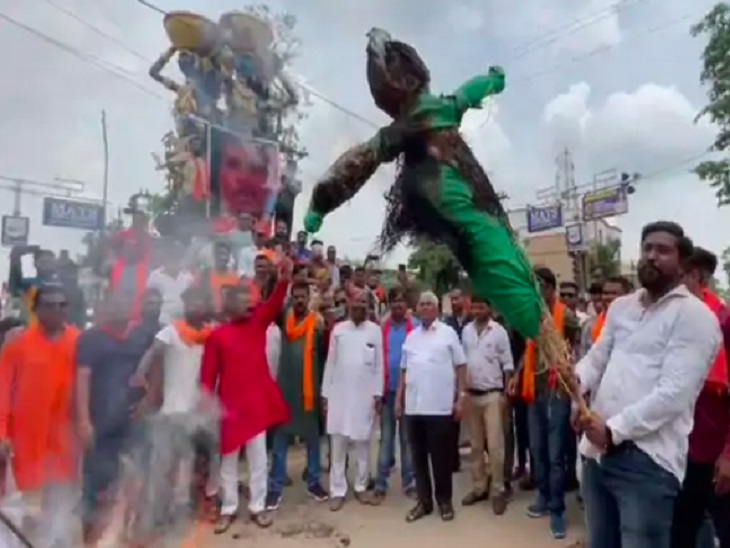 बस्तर में इस तरह से आरोपियों का पुतला जलाया गया।
