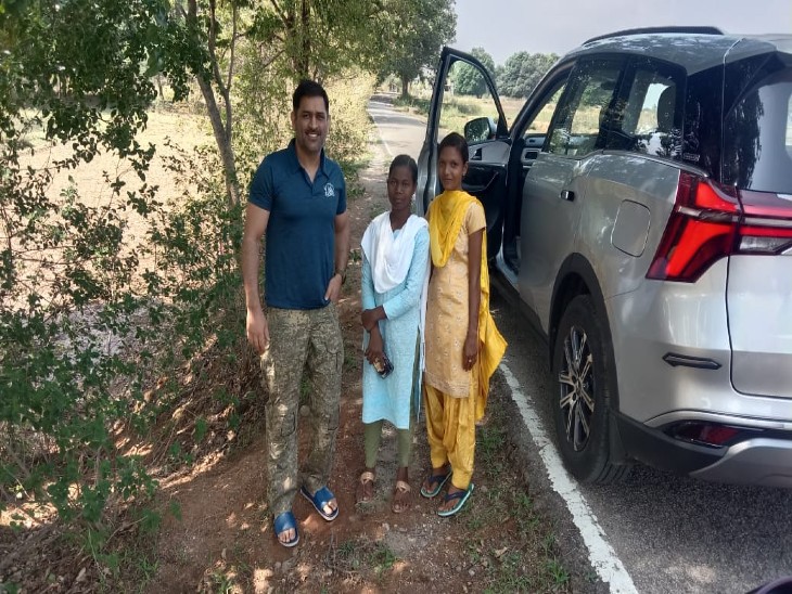 धोनी के साथ फोटो खिंचवाती युवतियां।