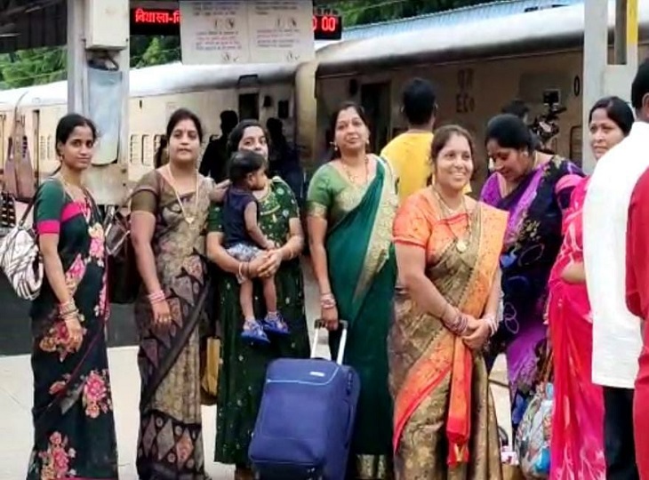 करीब 1 हजार भक्त दर्शन के लिए गए।