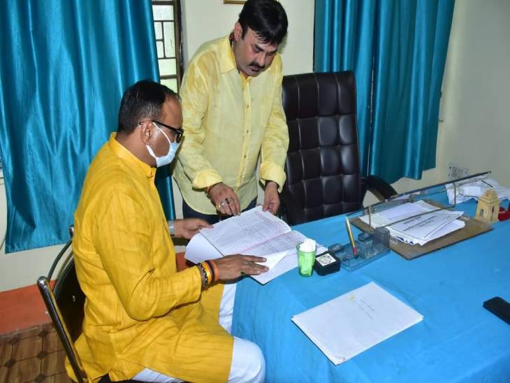 उपस्थिति रजिस्टर को चेक कर मिली कमियों के बारे में ली जानकारी