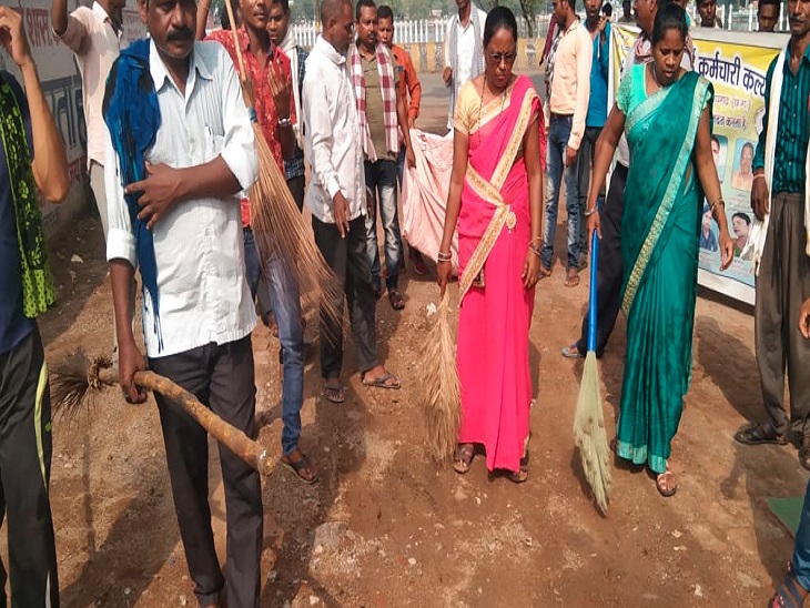 सफाई कर्मचारियों का कहना है कि इनकी मांगें जब तक पूरी नहीं होती, तब तक इसी तरह से विरोध प्रदर्शन करते रहेंगे।