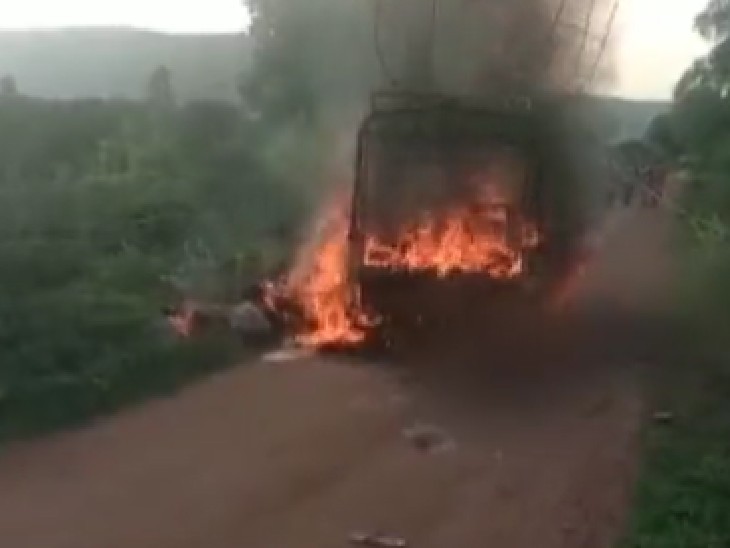 आंध्रप्रदेश में ऑटो पर हाईटेंशन लाइन गिरने से 5 लोग जिंदा जल गए। आग इतनी भीषण थी कि इन्हें बचने तक का समय नहीं मिल पाया।