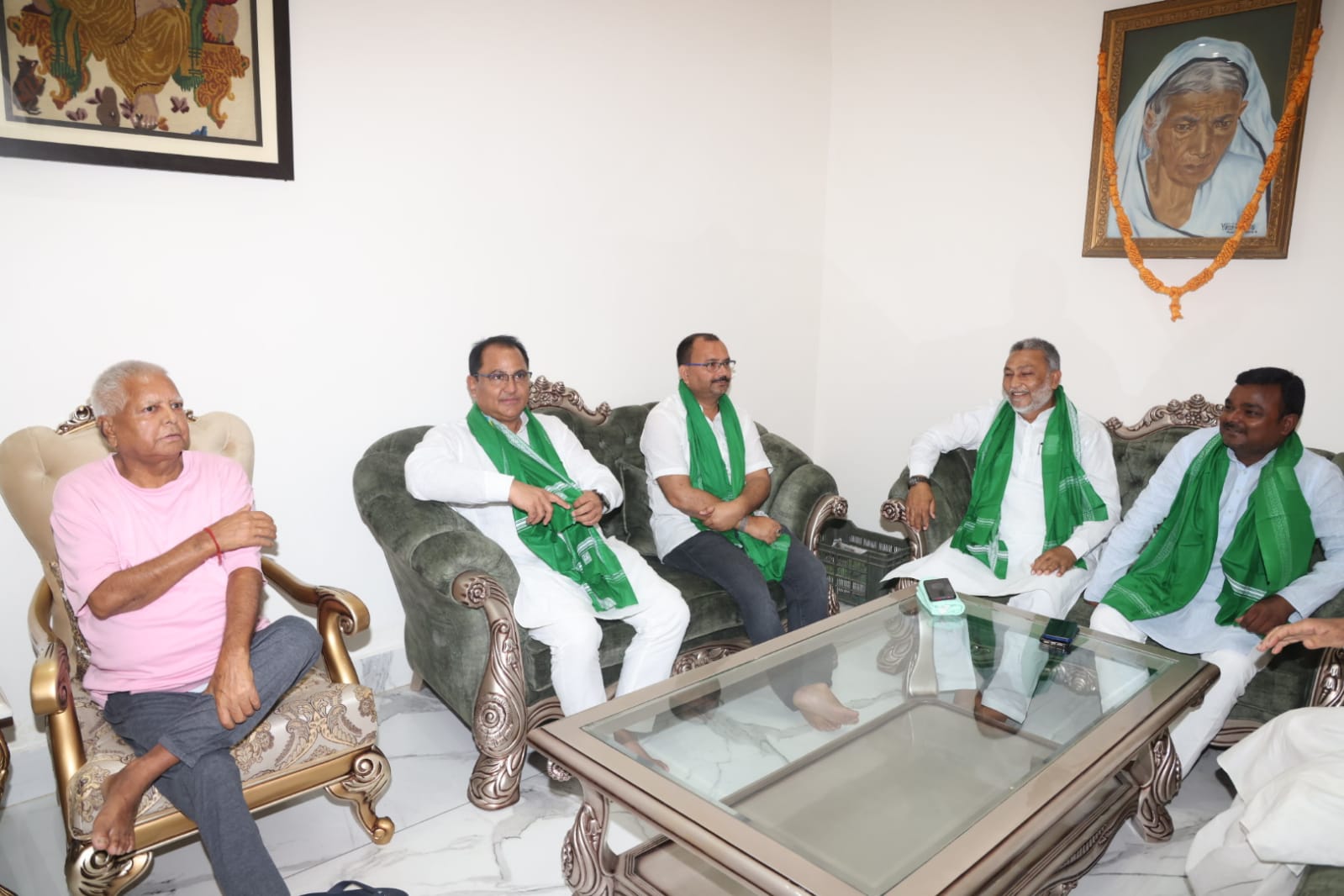 RJD सुप्रीमो के साथ विधायक।