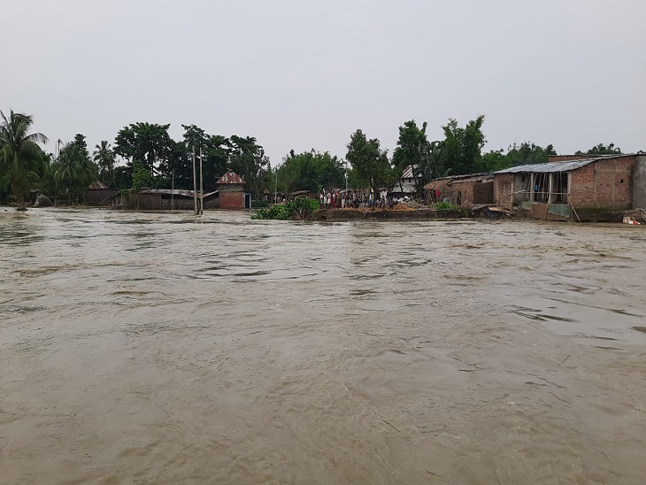 अररिया में नूना नदी के धारा परिवर्तन से आधा दर्जन परिवारों का घर नदी में समाया गया।