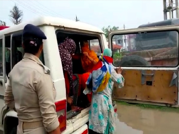 पीड़िता और मास्टरमाइंड को लेकर सदर हॉस्पिटल जाती पुलिस।