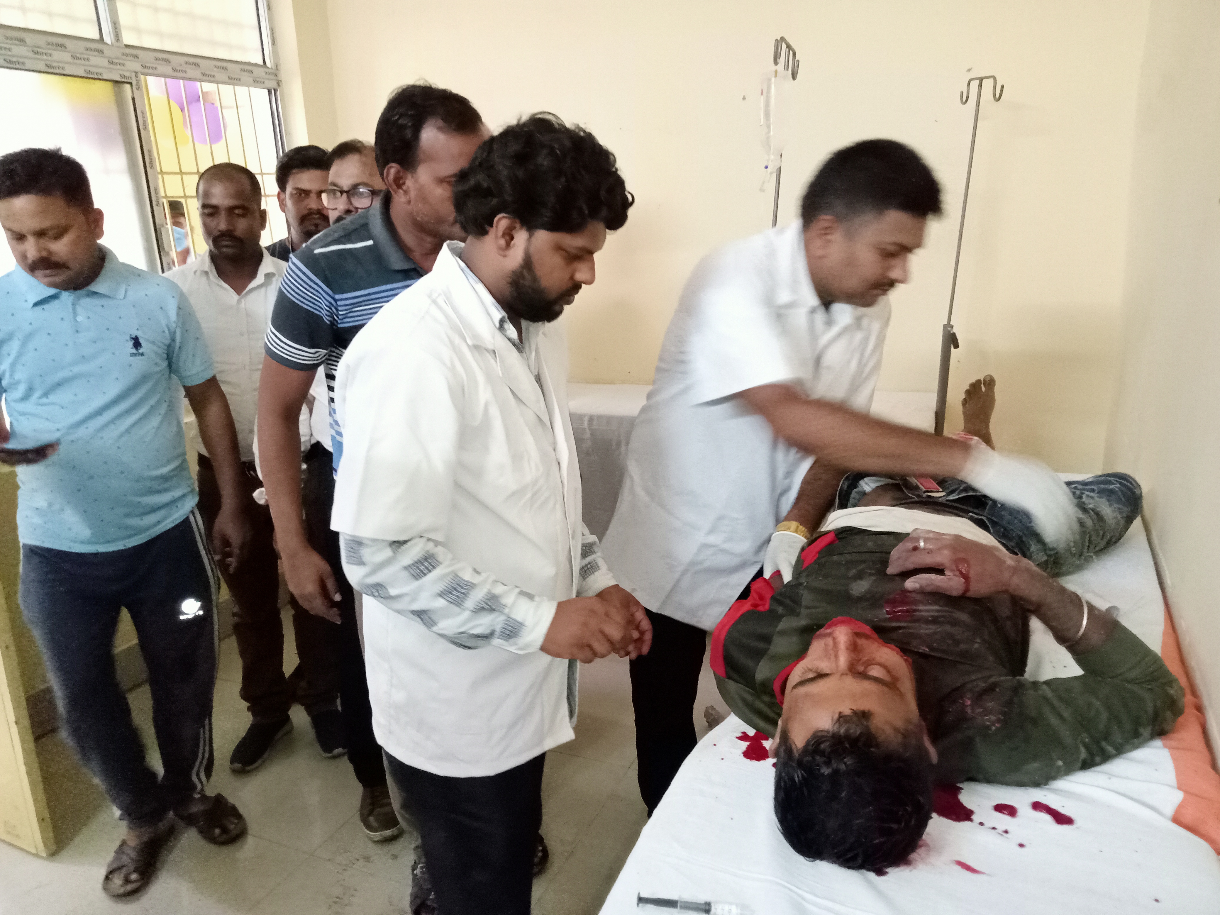 अस्पताल में चल रहा घायल का इलाज।