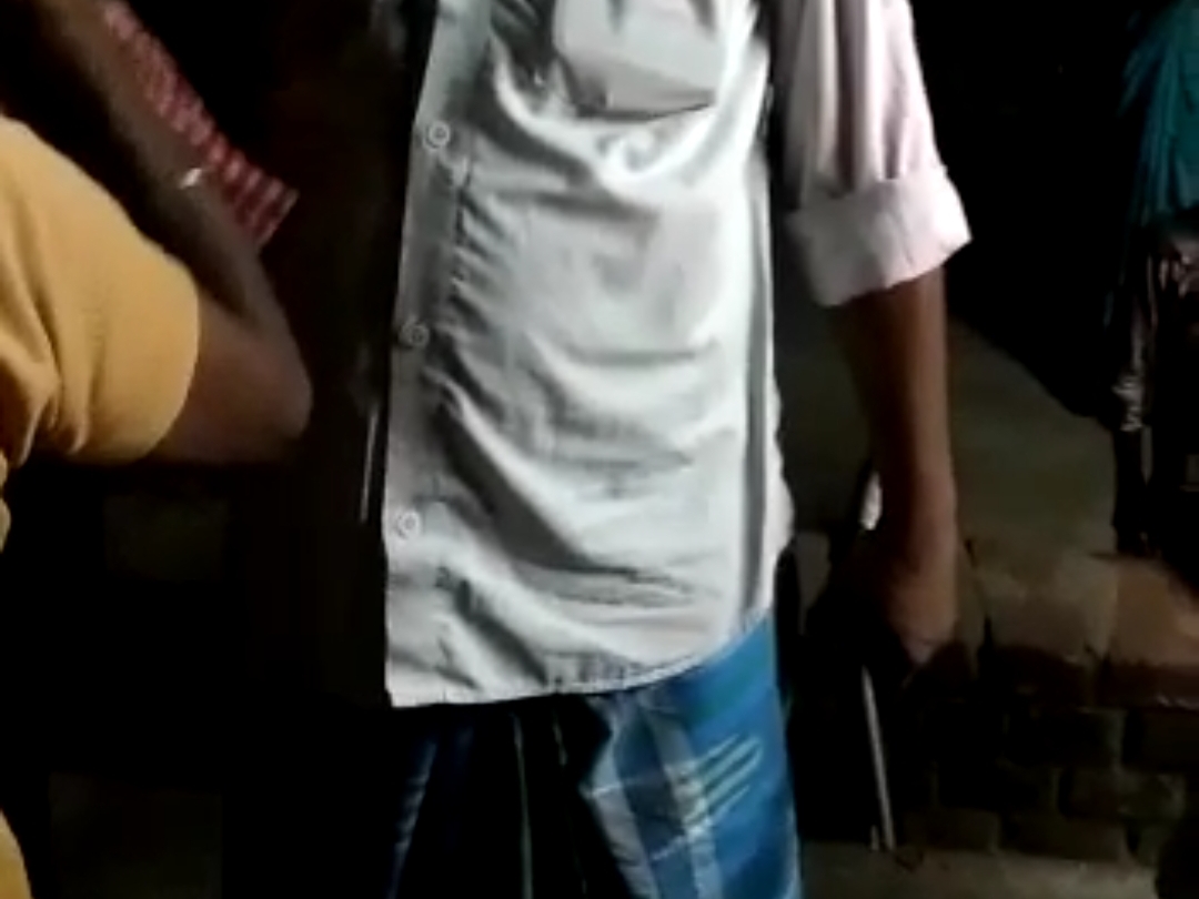 युवक के हाथ में हथियार।