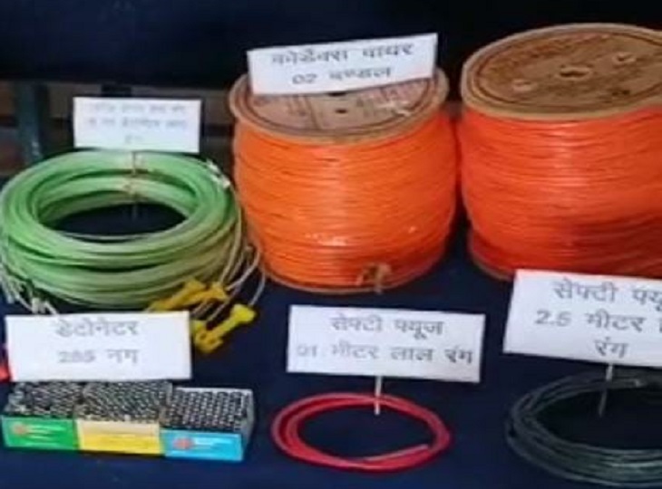 ये सारा सामान नक्सलियों तक पहुंचाने वाले थे।